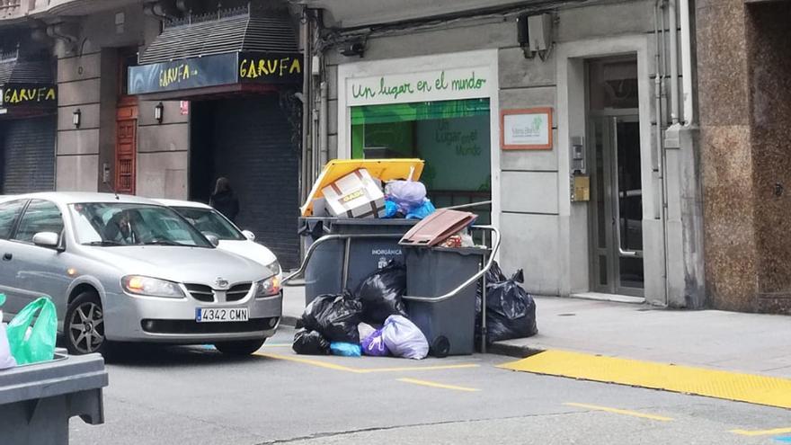 Basura apilada en un contenedor, hoy, sin vaciar.