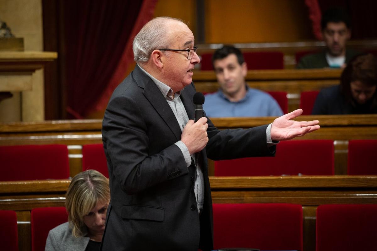12/02/2020 El conseller de EducaciÃ³n de la Generalitat, Josep BargallÃ³, interviene desde su escaÃ±o, durante una sesiÃ³n plenaria en el Parlament de CataluÃ±a, en Barcelona (Catalunya, EspaÃ±a), a 12 de febrero de 2020.