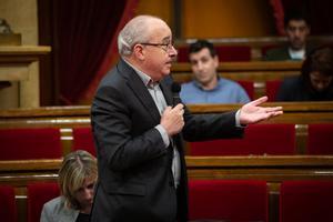 12/02/2020 El conseller de EducaciÃ³n de la Generalitat, Josep BargallÃ³, interviene desde su escaÃ±o, durante una sesiÃ³n plenaria en el Parlament de CataluÃ±a, en Barcelona (Catalunya, EspaÃ±a), a 12 de febrero de 2020.