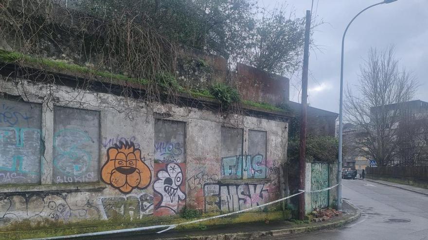 El riesgo "inminente" de derrumbe de un edificio abandonado obliga a cortar un tramo de la calle Montes