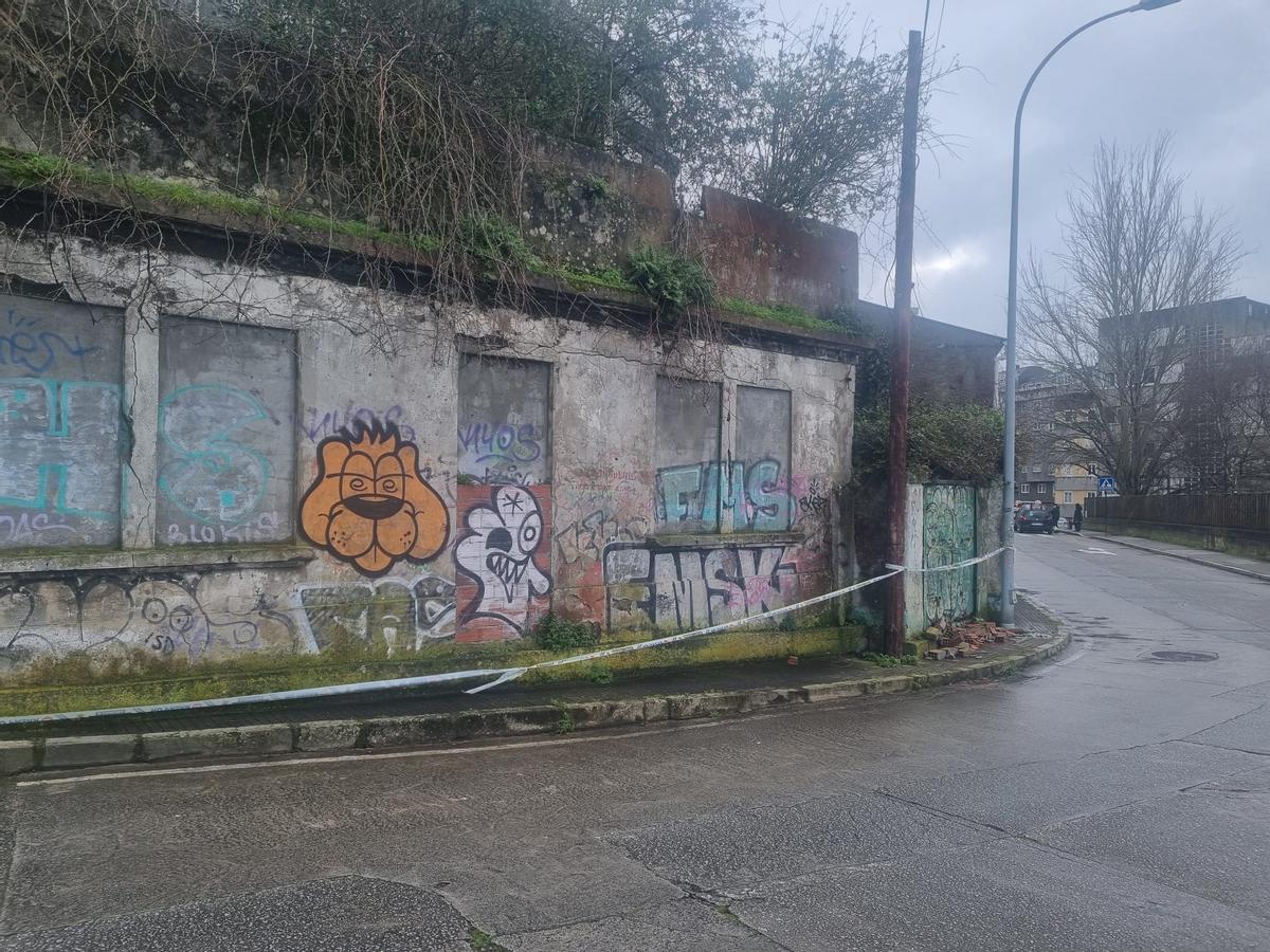 El riesgo "inminente" de derrumbe de un edificio abandonado obliga a cortar un tramo de la calle Montes