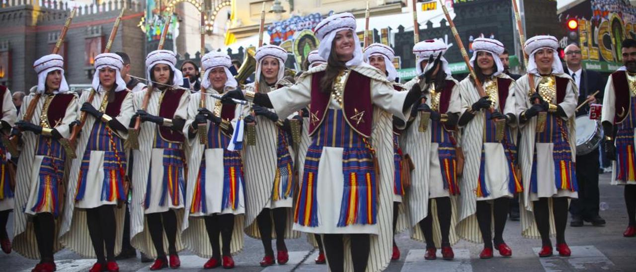 Tres mujeres y dos niñas participarán por primera vez en los actos festeros de la Gloria