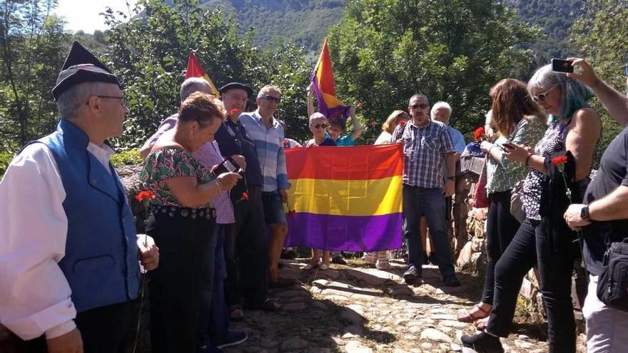 El acto de homenaje a las víctimas del franquismo celebrado ayer en Campo de Caso.