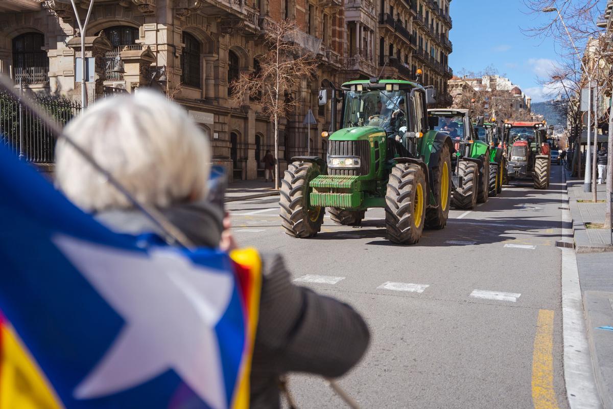 Tractors arriben a Barcelona per celebrar el segon aniversari de la Revolta Pagesa