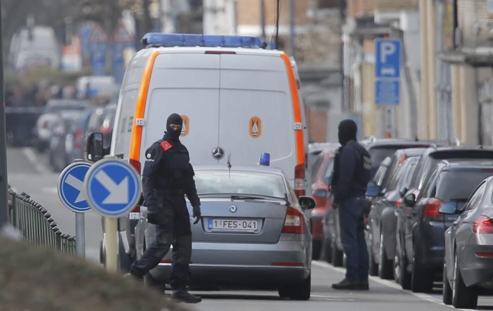 La policía belga ha registrado varias viviendas del barrio de Schaerbeek, donde se han escuchado dos detonaciones.