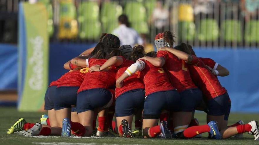 Las jugadoras de la selección española se dan ánimos antes del partido contra Nueva Zelanda.