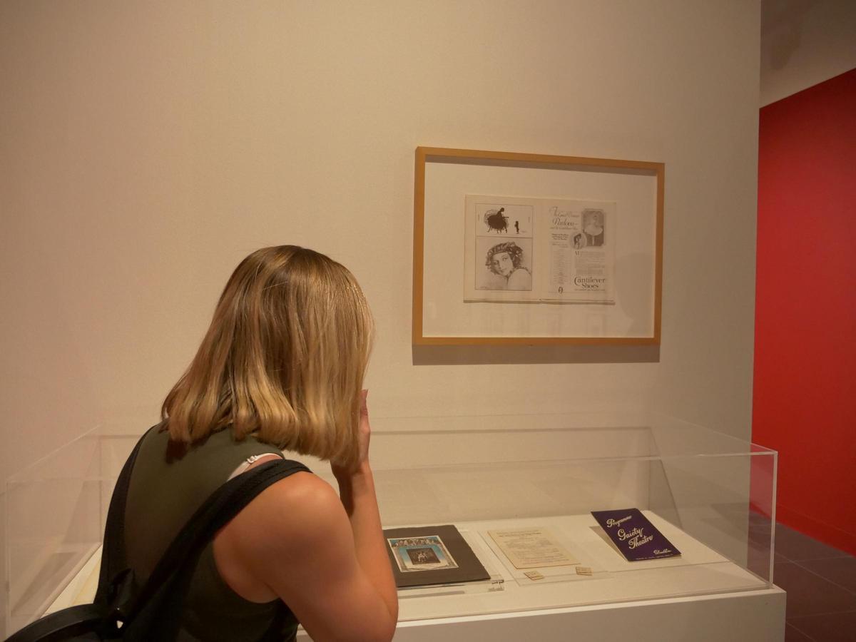 En ‘Anna Pávlova: Una vida sin fronteras’ se exhiben alrededor de 90 piezas entre programas de mano de los teatros más remotos, recortes de prensa de la época y fotografías,