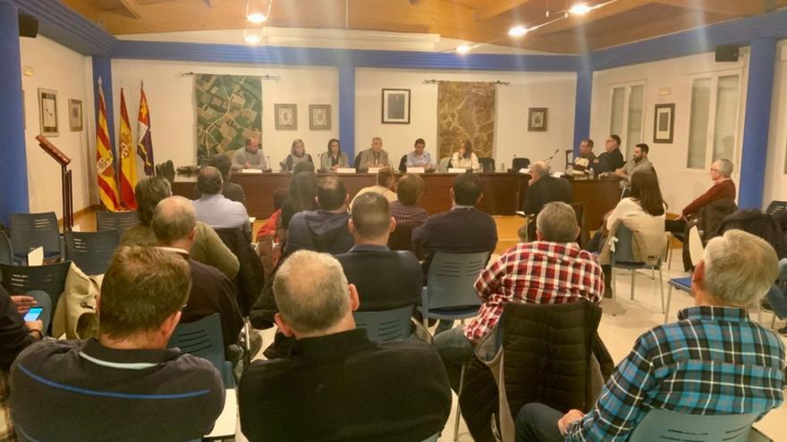 El Ayuntamiento de La Puebla de Alfindén acogió una charla coloquio ayer para abordar la plaga de conejos. | DGA