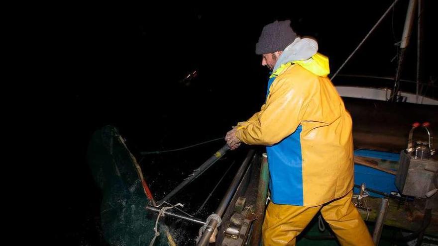 El angulero David Álvarez, durante la pesca de la angula, en una imagen de archivo.