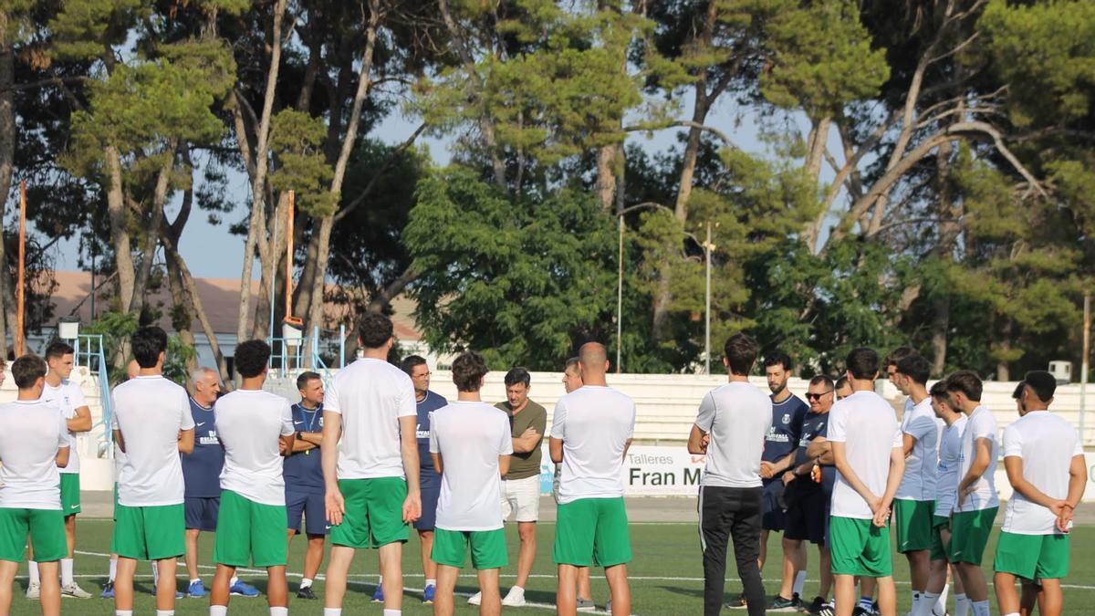 Los jugadores y el cuerpo técnico de la Vall d’Uixó durante uno de sus primeros entrenamientos.