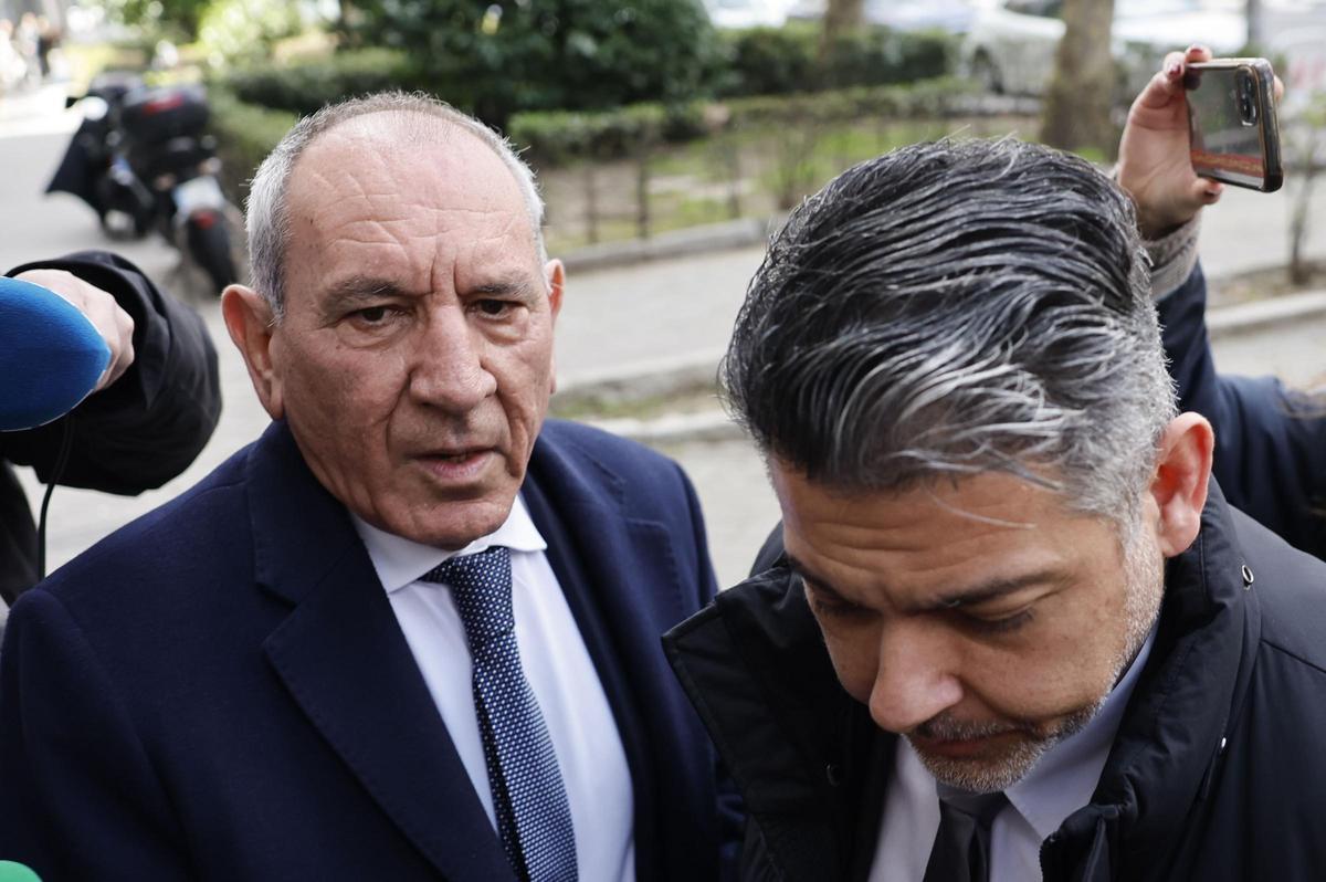 El ex DAO de la Policía José Ángel González, regresando a su domicilio tras ser acusado de agresión sexual. Foto archivo