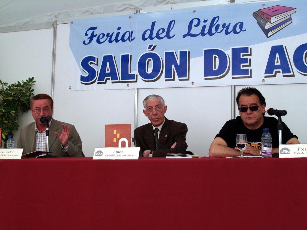 En la presentación de uno de sus libros con Esteban Cortijo, derecha, fundador del Ateneo.