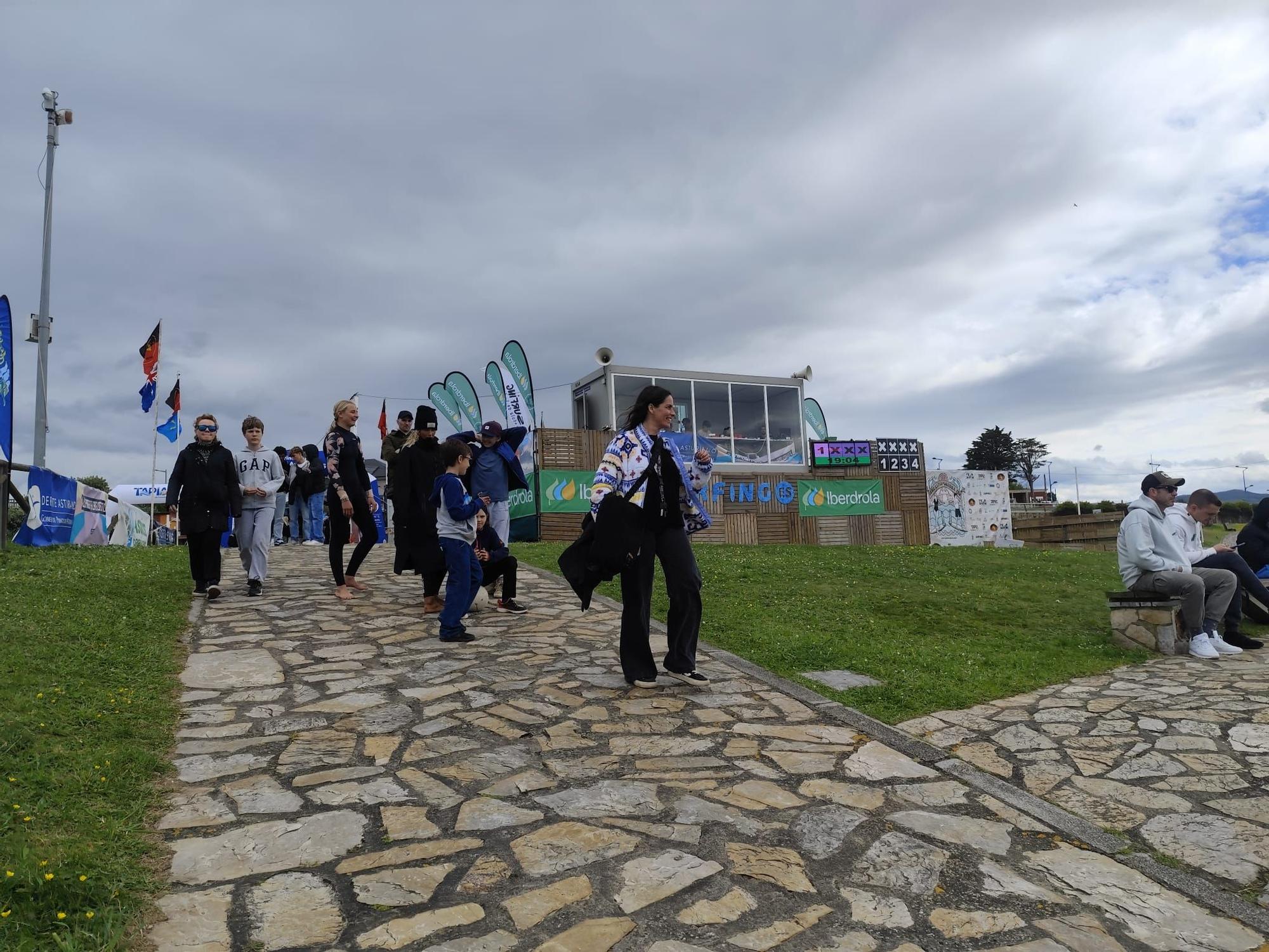 En imágenes: El ambiente surfista toma la playa de Tapia este puente