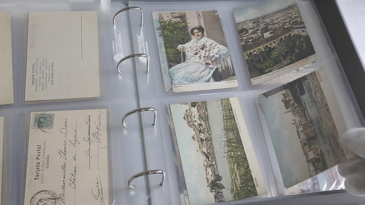 Uno de los álbumes que alberga la colección fotográfica.