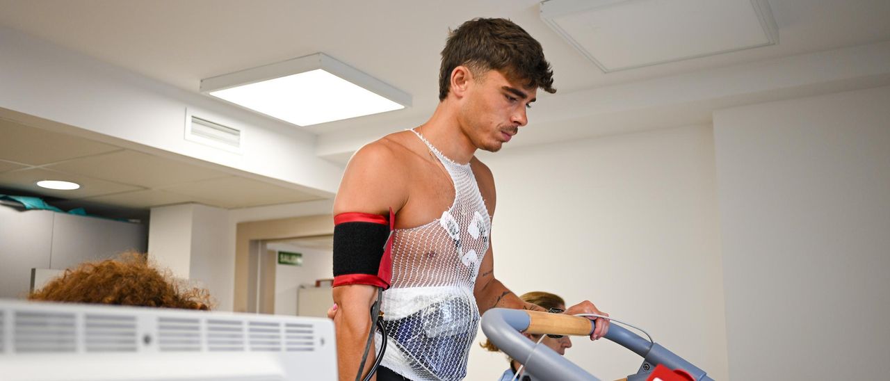 ¿En qué consiste el primer día de la nueva temporada del Sporting? De los exámenes, a la nueva equipación y la curiosidad de la lista de futbolistas citados por el club gijonés