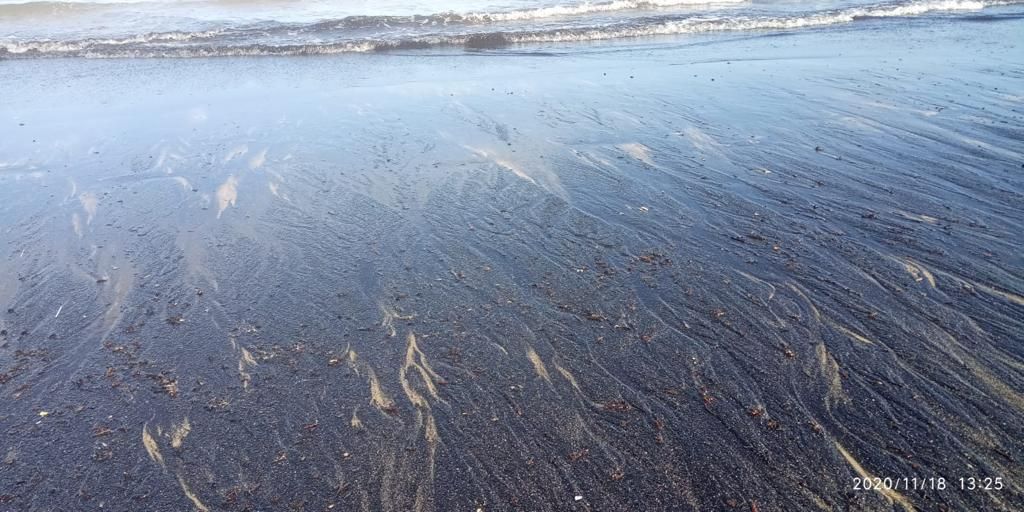 Aparecen grandes manchas negras en la playa de San Lorenzo