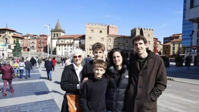 VÍDEO: La gente invade las calles de Gijón para tostarse al sol de invierno