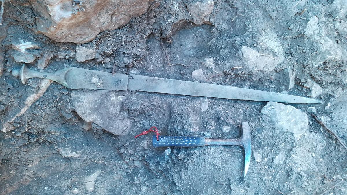 La espada prehistórica hallada en Puigpunyent en septiembre de 2019.