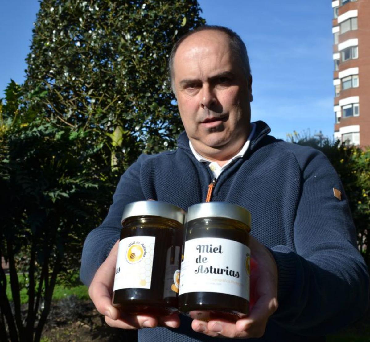 Julio Fernández, con miel de la IGP asturiana. | A. P. P.