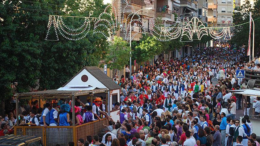 Impiden participar en el desfile de carrozas de Abarán a una mujer por vestir de huertano