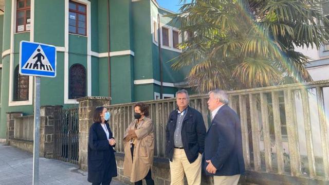 Por la izquierda, Melania Álvarez, la edil Teresa Iglesias, Fermín Bravo y Aníbal Vázquez, hace un año, frente al antiguo colegio La Salle de Turón.