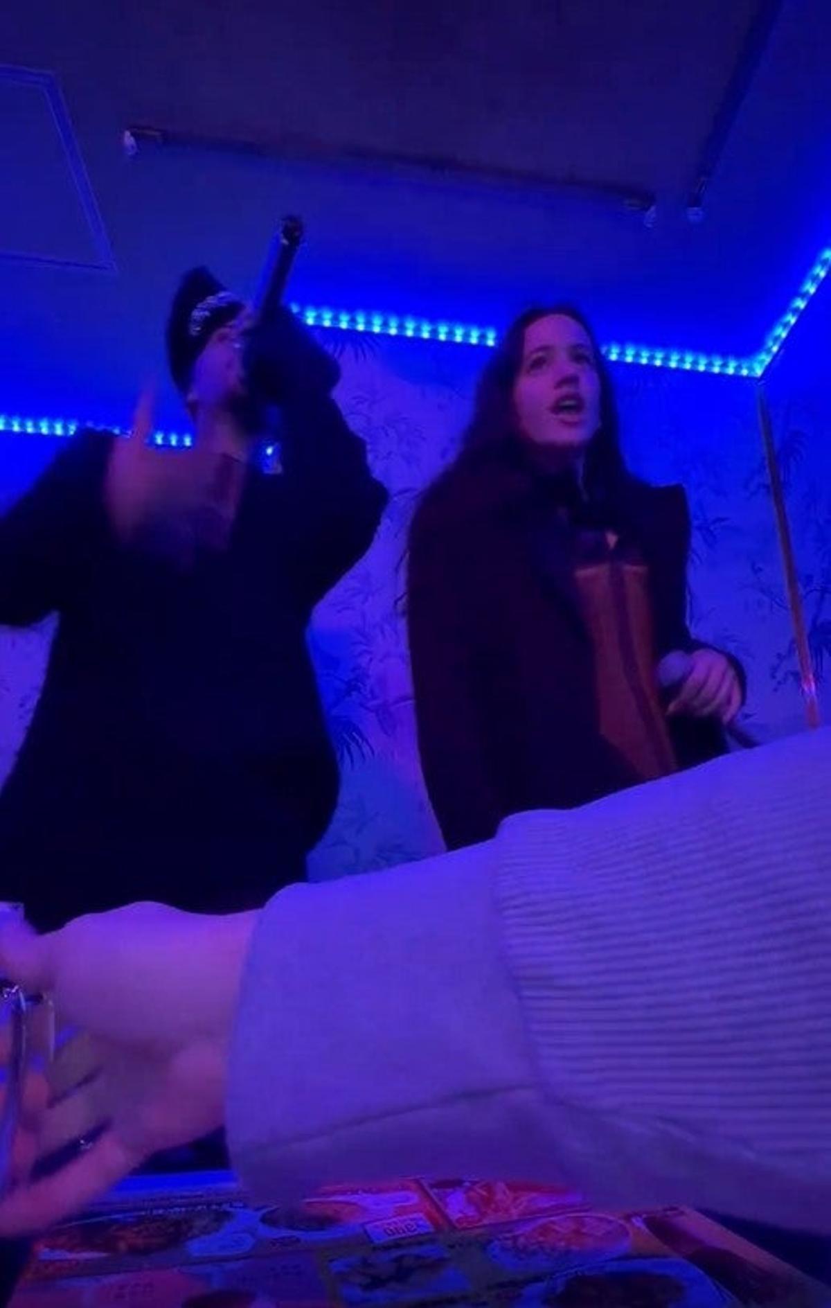 Rosalía en un karaoke en Japón