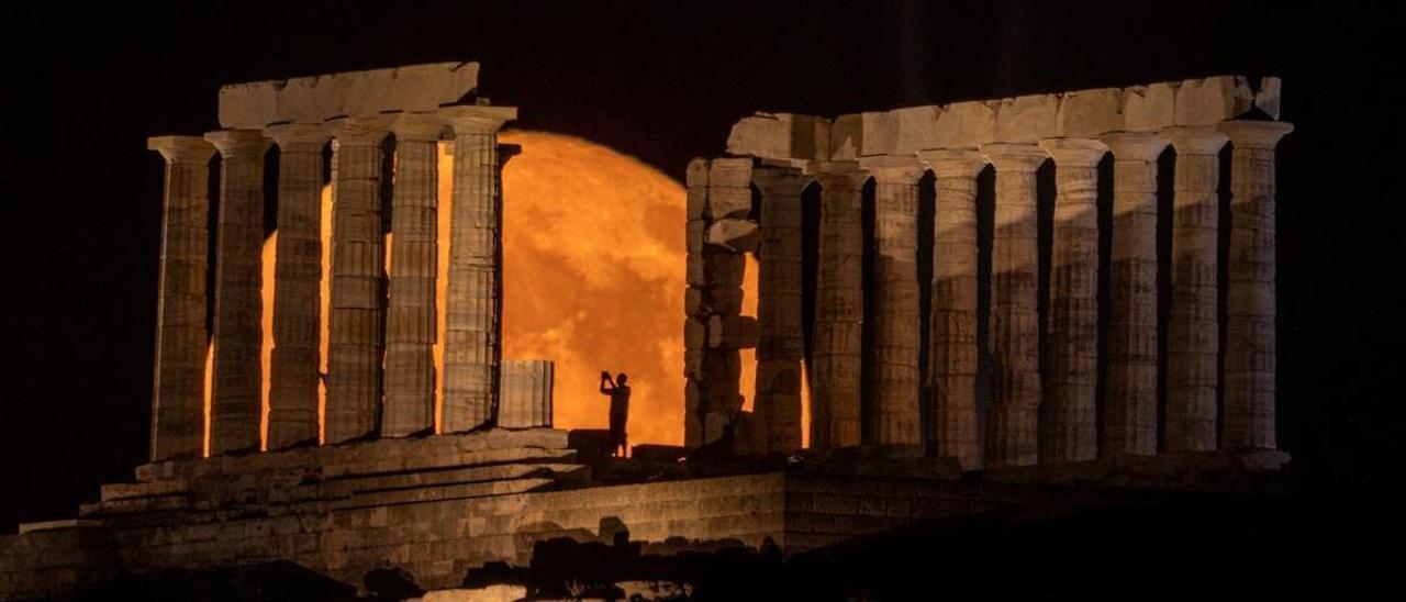 La superluna de Ciervo, desde Atenas