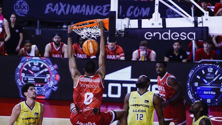 Mate de Akobundu durante el derbi catalán.