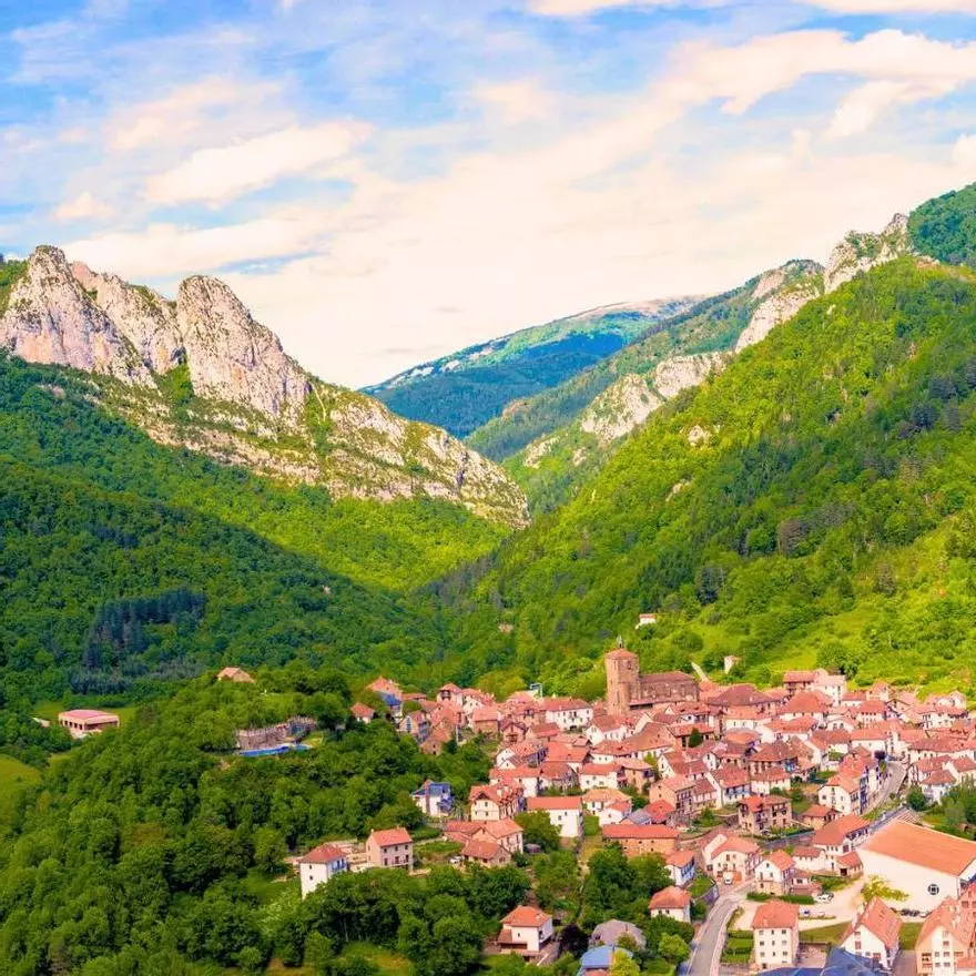 El pueblo de 350 habitantes ideal para escapar del calor: en el corazón del Valle del Roncal, está rodeado de infinidad de rutas de senderismo