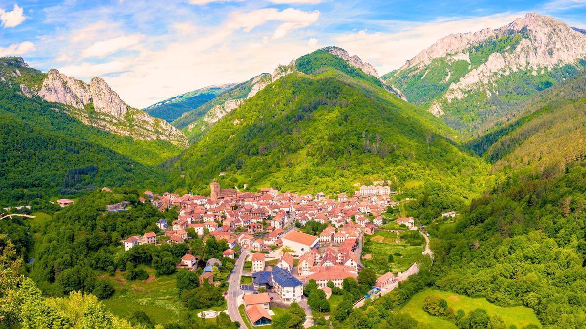 La localidad más poblada del Valle del Roncal famoso por su arquitectura tradicional y tejados inclinados.