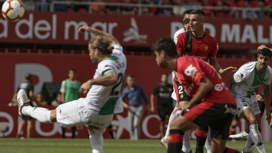 Valjent mira el balón durante el partido del domingo.