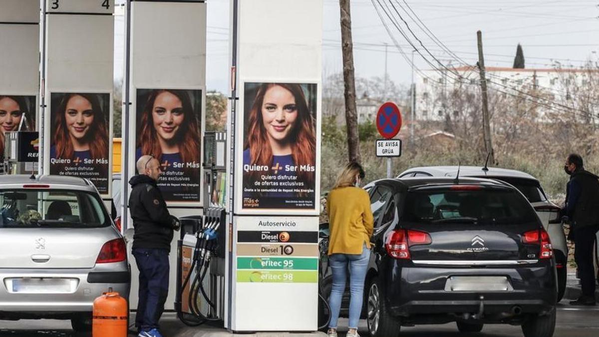 Clientes repostan combustible en una gasolinera de Extremadura.