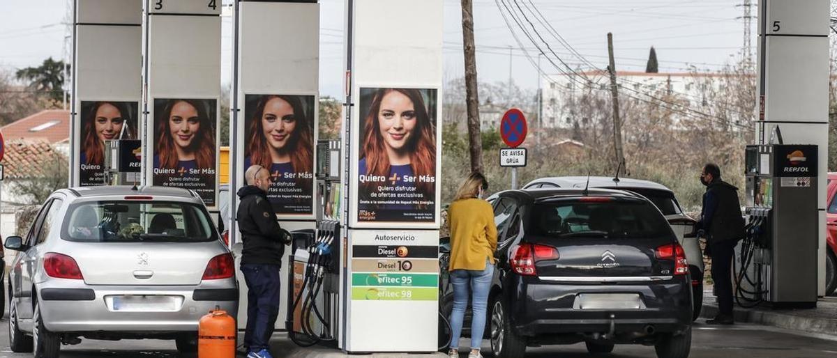 Clientes repostan combustible en una gasolinera de Extremadura.