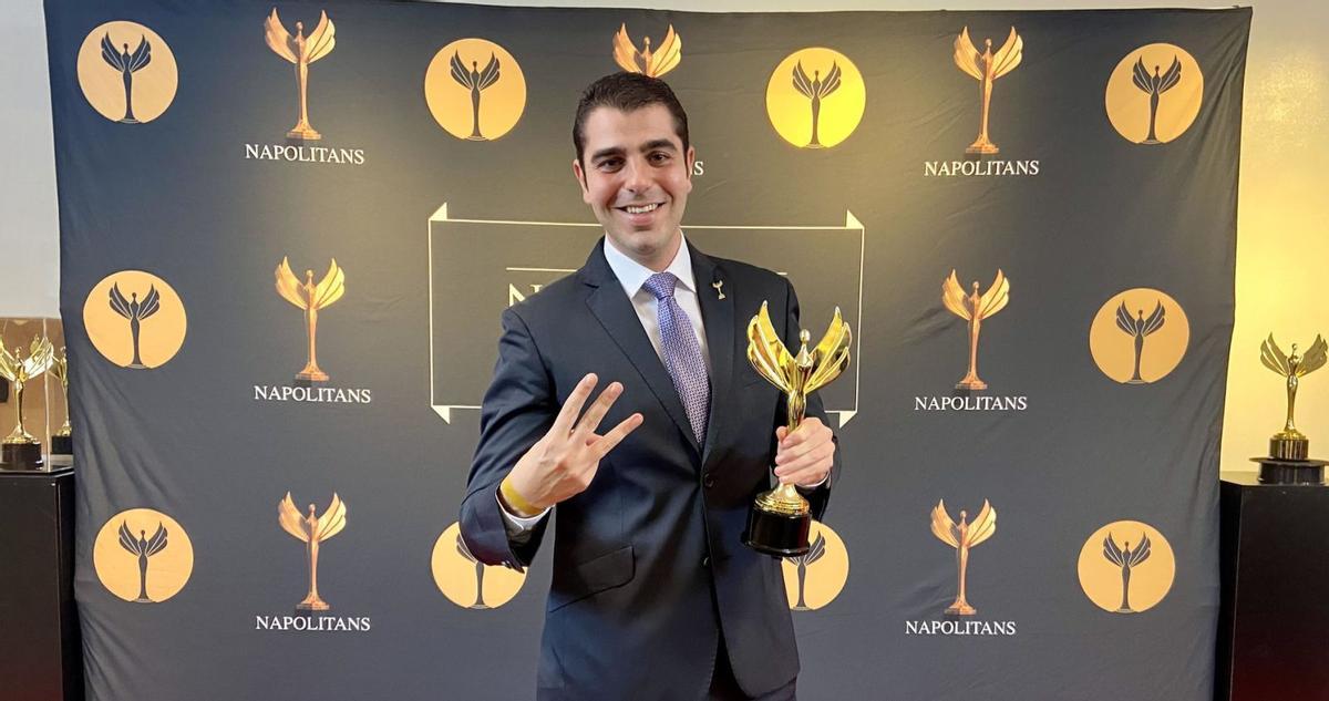 Miguel Ángel Matilla posa haciendo la señal de “tres” para recordar que esta es la tercera vez que recibe un premio Napolitans durante su carrera. | Cedida