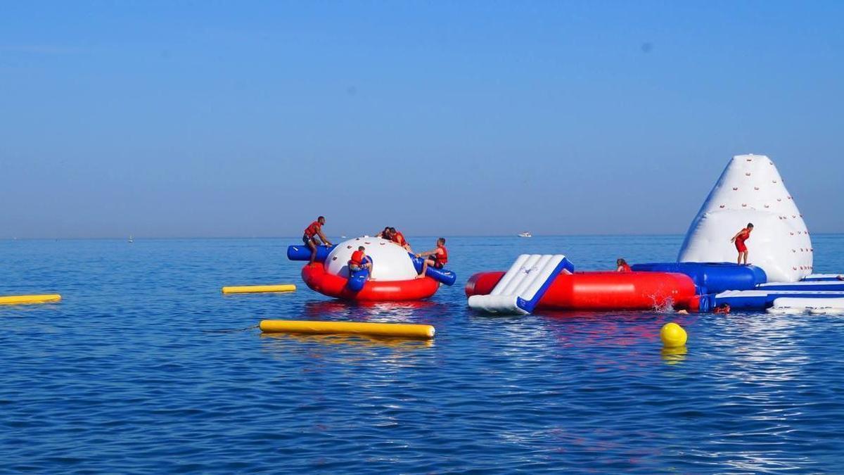 Fun Beach Park, el parque de atracciones acuático sobre el mar con toboganes, juegos y atracciones en las playas de Málaga