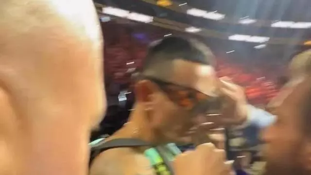 ¡Así le quitó McGregor las gafas a Halloway!