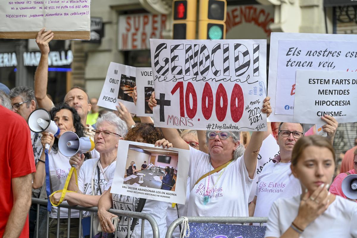 Ciudadanos protestan ante los partidos políticos en la ofrenda floral a Rafael Casanova, durante la Diada.