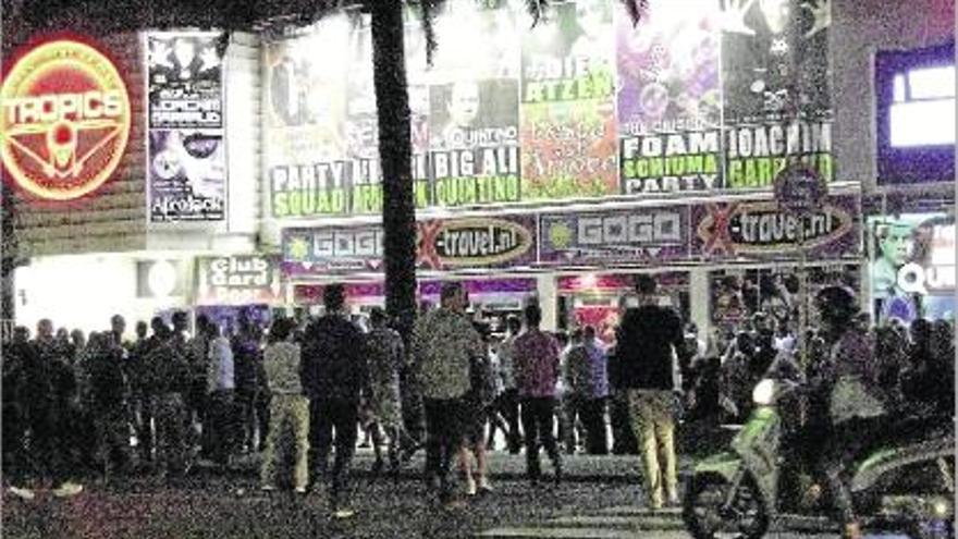 Joves turistes concentrats fora d'algunes discoteques i locals nocturns de Lloret aquest estiu.