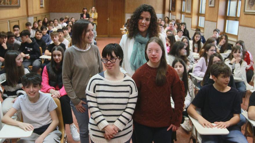 Eva Fraga y Corina Álvarez compartieron su experiencia con alumnos de 1º de ESO de Maristas, ayer. |   // IÑAKI OSORIO