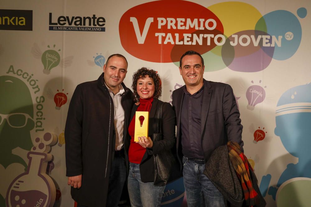 Los invitados posan en el photocall de los premios Talento Joven CV.