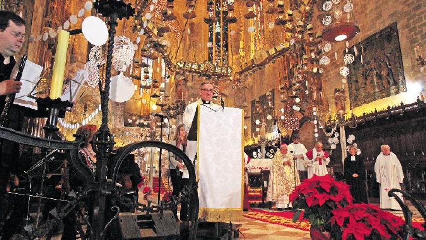 Peter Wehr beim Weihnachtsgottesdienst 2014. Die Christvespern sind die größten deutschsprachigen Messen außerhalb Deutschlands.