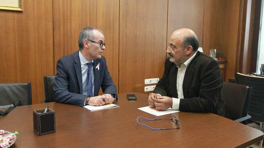 El alcalde, Jesús Vázquez, y el presidente de la CHMS, José Antonio Quiroga, en la reunión. // Iñaki Osorio