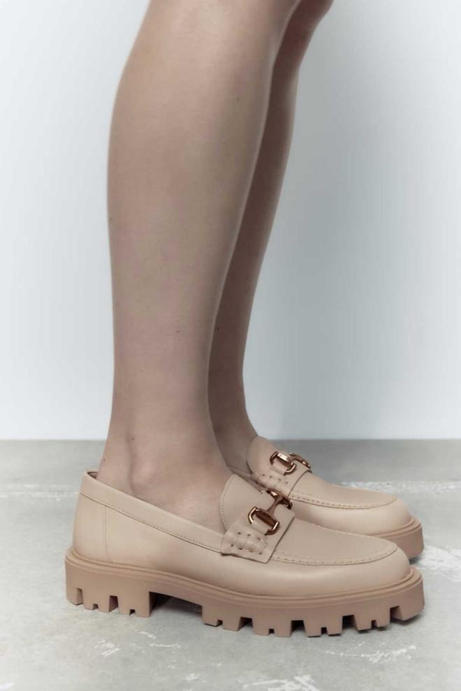 Mocasines en tono beige de Zara