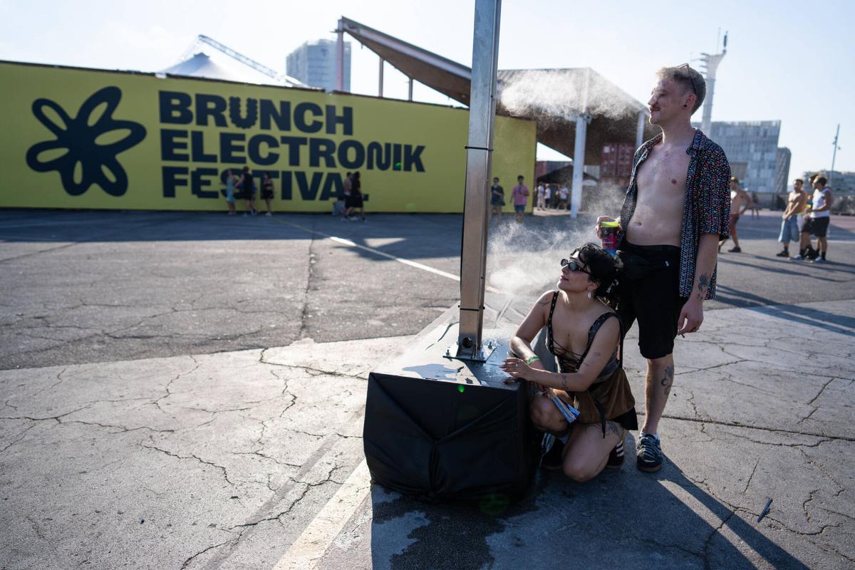 Asistentes junto a los nebulizadores en la primera jornada del Brunch Electronik Festival