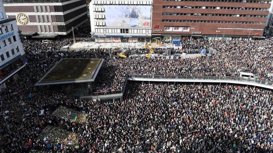 Multitudinaria concentración contra el terrorismo, ayer, en el centro de Estocolmo.