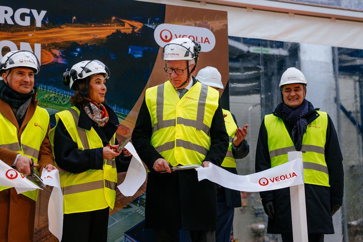 La consejera delegada de Veolia, Estelle Brachlianoff, junto al alcalde de la ciudad polaca de Poznan, en la inauguración de la nueva planta.