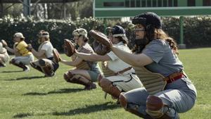 Abbi Jacobson (Carson Shaw), a la derecha en primer plano, en ’A league of their own’.