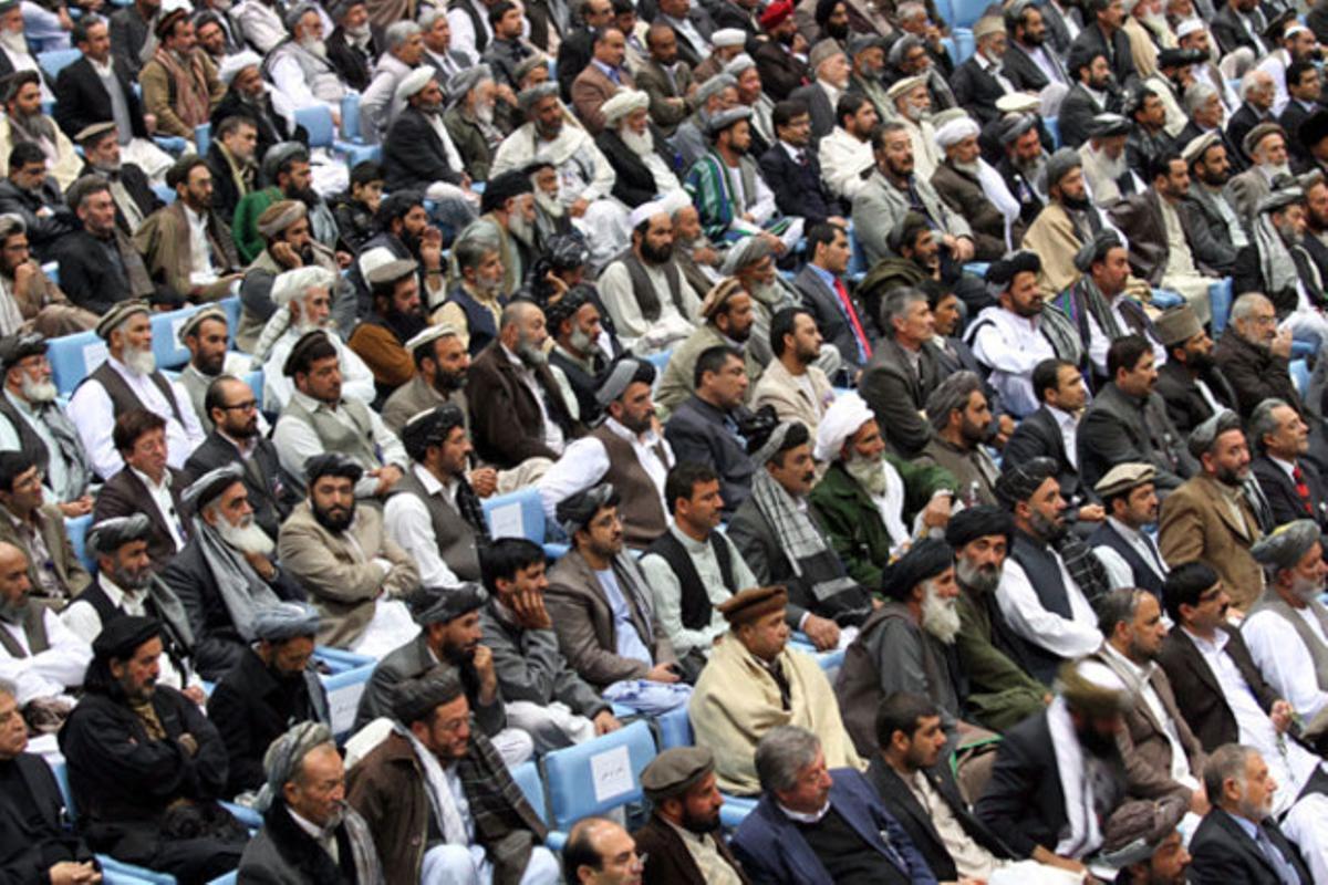 Delegats afganesos escolten el discurs del president Hamid Karzai a la Loia Jirga, Kabul (Afganistan).