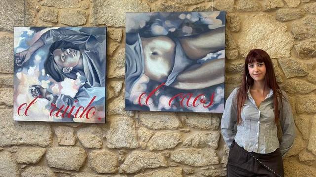 Uxía Rosende, junto a  uno de los cuadros de su exposición en la Casa das Letras. |