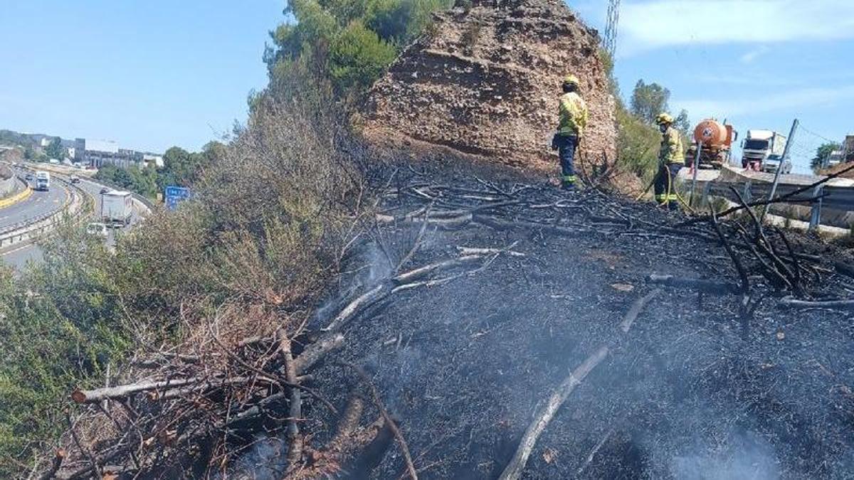 El foc ha cremat una part del voral de l'A-2 a Esparreguera